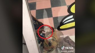 Viral Hasil Ngemis Ditukar di Kasir Indomaret, Ngitungnya Sembunyi-sembunyi