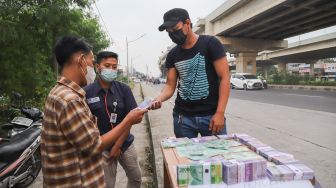 Jelang Lebaran, Jasa Penukaran Uang Baru Mulai Ramai di Jalan Arteri Tangerang