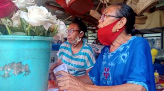 Kesedihan Penjual Bunga di TPU Karet Bivak Jelang Lebaran