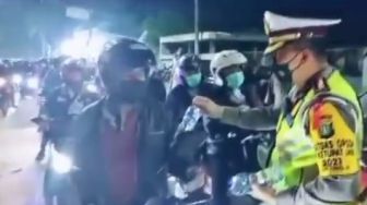 Adem! Polisi Bagi-bagi Air Minum ke Pengendara Motor dan Buka Penyekatan