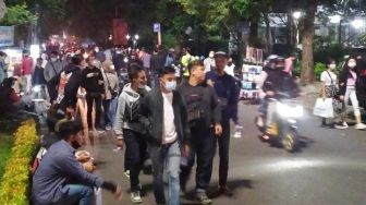 Kerumunan di Jalan Trunojoyo Kota Bandung Malam Ini