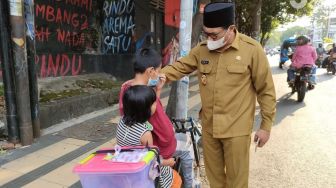 Sofyan Edi Beri Uang Kakak Penjaga Adik yang Tertidur Saat Jualan Kue