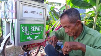 Kisah Haru Kakek Darmadi, Kayuh Ontel 15 Kilometer Menjemput Rezeki dari Hasil Sol Sepatu