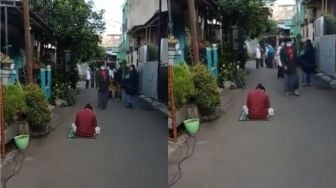 Pria Ketiduran di Jalan usai Salat, 'Malunya sampai Lebaran Tahun Depan'