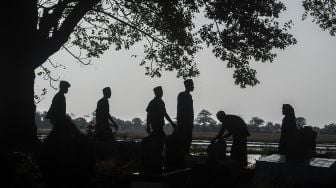 Warga berziarah kubur di Desa Cantigi Kulon, Cantigi, Indramayu, Jawa Barat, Kamis (13/5/2021). [ANTARA FOTO/Muhammad Adimaja]