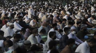 Umat Muslim mendengarkan khotbah sebelum menunaikan ibadah Salat Idul Fitri 1442 H di lingkungan Masjid Al-Azhar, Jakarta, Kamis (13/5/2021). [Suara.com/Angga Budhiyanto]