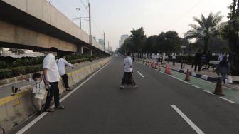 Umat Muslim berjalan menuju Masjid Al-Azhar untuk menunaikan ibadah Salat Idul Fitri 1442 H di Jakarta, Kamis (13/5/2021). [Suara.com/Angga Budhiyanto]