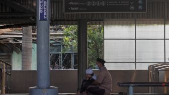 Umat Islam mendengarkan khotbah usai melaksanakan Shalat Idul Fitri di peron Stasiun KA Kampung Bandan, Jakarta, Kamis (13/5/2021). [Suara.com/Dian Latifah]