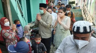 Lebaran, Bobby Nasution dan Kahiyang Ayu Tinjau Warga Terdampak Banjir