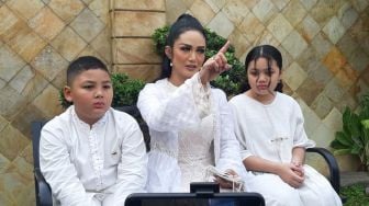 Krisdayanti bersama kedua anaknya, Ariannha Amora Lemos dan Kellen Alexander Lemos ditemui di rumahnya, kawasan Jeruk Purut, Jakarta Selatan, Kamis (13/5/2021) [Suara.com/Herwanto]