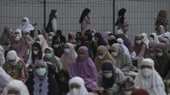 Umat Muslim mendengarkan khotbah sebelum menunaikan ibadah Salat Idul Fitri 1442 H di lingkungan Masjid Al-Azhar, Jakarta, Kamis (13/5/2021). [Suara.com/Angga Budhiyanto]