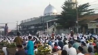 Warganet Sorot Prokes saat Salat Id, Ini Kata DKM Masjid Jami An-Nur Bekasi