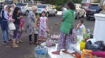 Berkah Lebaran, Pedagang Bunga di TPU Palembang Panen Rezeki