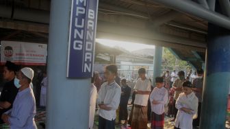 Sejumlah umat Islam melaksanakan Shalat Idul Fitri di peron Stasiun KA Kampung Bandan, Jakarta, Kamis (13/5/2021). [Suara.com/Dian Latifah]