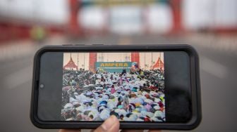 Foto kolase perbandingan suasana Shalat Idul Fitri 1440 H di Jembatan Ampera Palembang, Sumatera Selatan, sebelum adanya pandemi COVID-19 (kiri) dan saat pandemi (kanan), Kamis (13/5/2021).  [ANTARA FOTO/Nova Wahyudi]