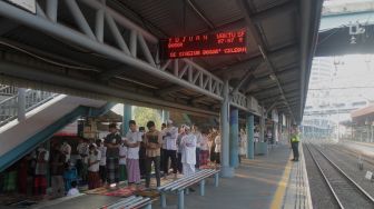 Sejumlah umat Islam melaksanakan Shalat Idul Fitri di peron Stasiun KA Kampung Bandan, Jakarta, Kamis (13/5/2021). [Suara.com/Dian Latifah]