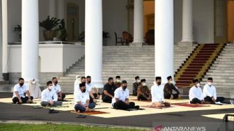 Pakai Baju Putih Lengan Panjang, Jokowi Sholat Id di Halaman Istana Bogor