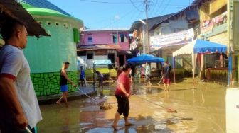 Hari Pertama Lebaran, Warga Kampung Aur Medan Bersihkan Lumpur Banjir