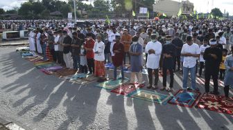 Umat muslim mengikuti Shalat Idul Fitri 1442 H di Timika, Papua, Kamis (13/5/2021). [ANTARA FOTO/Olha Mulalinda]