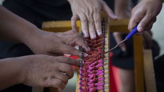 Para orang dengan gangguan jiwa (ODGJ) berlatih membuat keset kain perca di Panti Sosial Bina Laras Harapan Sentosa, Cipayung, Jakarta, Rabu (12/5/2021). [ANTARA FOTO/Aditya Pradana Putra]