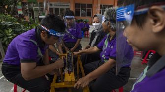 Para orang dengan gangguan jiwa (ODGJ) berlatih membuat keset kain perca di Panti Sosial Bina Laras Harapan Sentosa, Cipayung, Jakarta, Rabu (12/5/2021). [ANTARA FOTO/Aditya Pradana Putra]