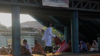 Umat Islam mendengarkan khotbah usai melaksanakan Shalat Idul Fitri di peron Stasiun KA Kampung Bandan, Jakarta, Kamis (13/5/2021). [Suara.com/Dian Latifah]