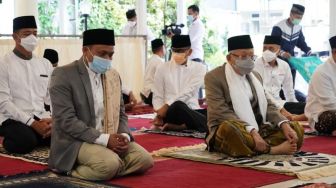 Wapres Ma'ruf Amin dan Istri Salat Id Terbatas di Rumah Dinas