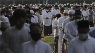 Umat Muslim menunaikan ibadah Salat Idul Fitri 1442 H di lingkungan Masjid Al-Azhar, Jakarta, Kamis (13/5/2021). [Suara.com/Angga Budhiyanto]