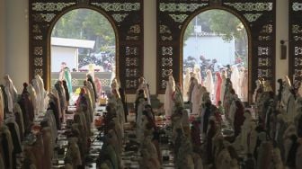 Umat Islam melaksanakan shalat Idul Fitri di Masjid Nasional Al Akbar, Surabaya, Jawa Timur, Kamis (13/5/2021). [ANTARA FOTO/Didik Suhartono]