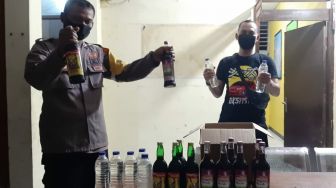 Polsek Cikeusik Amankan Puluhan Botol Miras saat Malam Perayaan Idul Fitri 