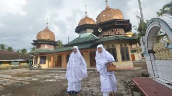 Jamaah Tarekat Syattariyah bersiap melaksanakan shalat Idul Fitri di kawasan kompleks Makam Syekh Burhanuddin, Ulakan, Kabupaten Padangpariaman, Sumatera Barat, Jumat (14/5/2021). FOTO/Iggoy el Fitra
