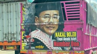 Lukisan Hotman Paris di Bak Truk Asli Kocak, Captionnya Bikin Salah Fokus