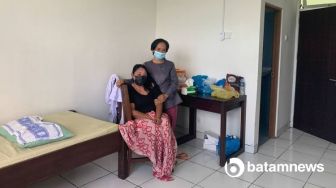 Lebaran di Karantina, TKW Batam Sedih tak Bisa Peluk Putri Semata Wayang