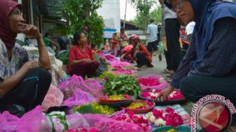 Kisah Tukang Rampe Merana, Peziarah Sepi Hingga Rumah Terancam Disita Bank