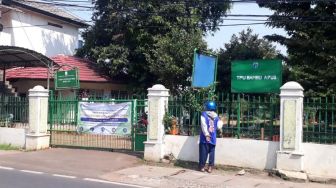 TPU Bambu Apus Digembok, Sejumlah Warga yang Ingin Ziarah Kecewa Terpaksa Pulang