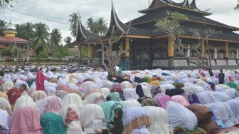 Jamaah Tarekat Syattariyah melaksanakan shalat Idul Fitri di kawasan kompleks Makam Syekh Burhanuddin, Ulakan, Kabupaten Padangpariaman, Sumatera Barat, Jumat (14/5/2021). ANTARA FOTO/Iggoy el Fitra
