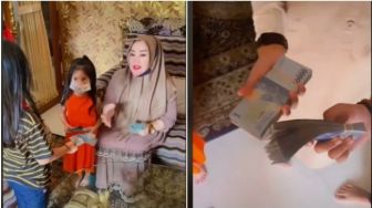 Viral, Cucu Posting Nenek Bagi THR Segepok Uang Rp 50 Ribu