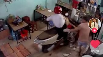 Etalase Warung Makan Diseruduk Motor, Reaksi Penjual Tuai Pujian