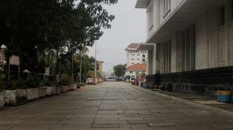 Suasana sepi halaman Museum Fatahillah di Kawasan Kota Tua, Jakarta, Jumat (14/5/2021).  [Suara.com/Dian Latifah]