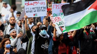 Ribuan warga Australia melakukan demo untuk memprotes serangan brutal Israel di Masjid Al Aqsa dan jalur Gaza di Balai Kota Sydney, Australia, Sabtu (15/5).  BIANCA DE MARCHI / AFP