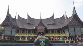 Suasana di anjungan Sumatera Barat Taman Mini Indonesia Indah, Jakarta Timur, Sabtu (15/5/2021). [Suara.com/Alfian Winanto]