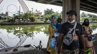 Sejumlah warga yang akan berwisata tertahan di kawasan pintu masuk Ancol Taman Impian, Jakarta, Sabtu (15/5/2021).  ANTARA FOTO/Aprillio Akbar