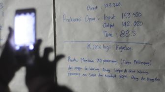 Seorang relawan memotret kronologi tenggelamnya perahu rombongan wisata di Waduk Kedung Ombo, Wonoharjo, Kemusu, Boyolali, Jawa Tengah, Sabtu (15/5/2021). [ANTARA FOTO/Aloysius Jarot Nugroho]