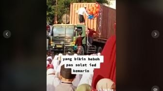 Balon Dagangan Terlepas Terbang, Aksi Heroik Jemaah Salat Id Banjir Pujian