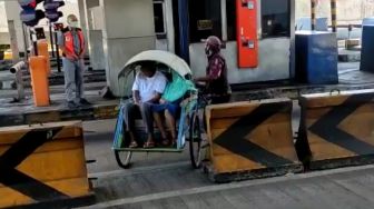 Viral Tukang Becak Nyelonong Masuk Tol Surabaya - Gresik