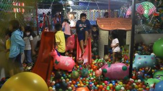 Anak - anak bermain di wahana mandi bola di pasar malam BKT (Banjir Kanal Timur) di kawasan Duren Sawit, Jakarta Timur, Sabtu (15/05/2021). [Suara.com/Alfian Winanto]
