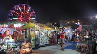 Suasana di pasar malam BKT (Banjir Kanal Timur) di kawasan Duren Sawit, Jakarta Timur, Sabtu (15/05/2021). [Suara.com/Alfian Winanto]
