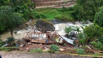 Rumah Warga Sinjai Hanyut Terkena Banjir dan Tanah Longsor Terekam Kamera