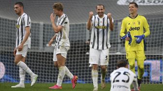 (Dari kiri) Bek Juventus Merih Demiral, bek Juventus Matthijs De Ligt, bek Juventus Giorgio Chiellini dan kiper Juventus Wojciech Szczesny bereaksi pada akhir pertandingan sepak bola Serie A Italia Juventus vs Inter di stadion Juventus, Turin, pada (15/5/2021). [Isabella BONOTTO / AFP]