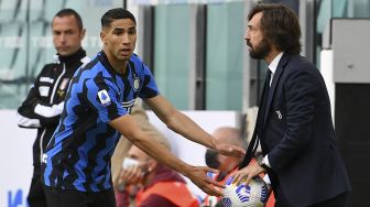 Bek Inter Milan Achraf Hakimi mengambil bola dari pelatih Juventus Andrea Pirlo (kanan) selama pertandingan sepak bola Serie A Italia Juventus vs Inter di stadion Juventus, Turin, pada (15/5/2021). [Isabella BONOTTO / AFP]